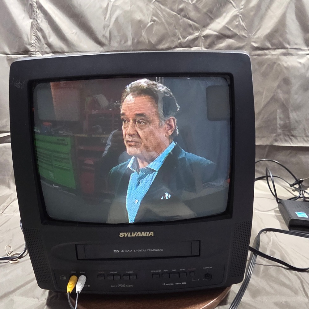 Sylvania 13" CRT TV VCR Combo 6513DF Retro Gaming FM Radio RCA DTV Converter Box